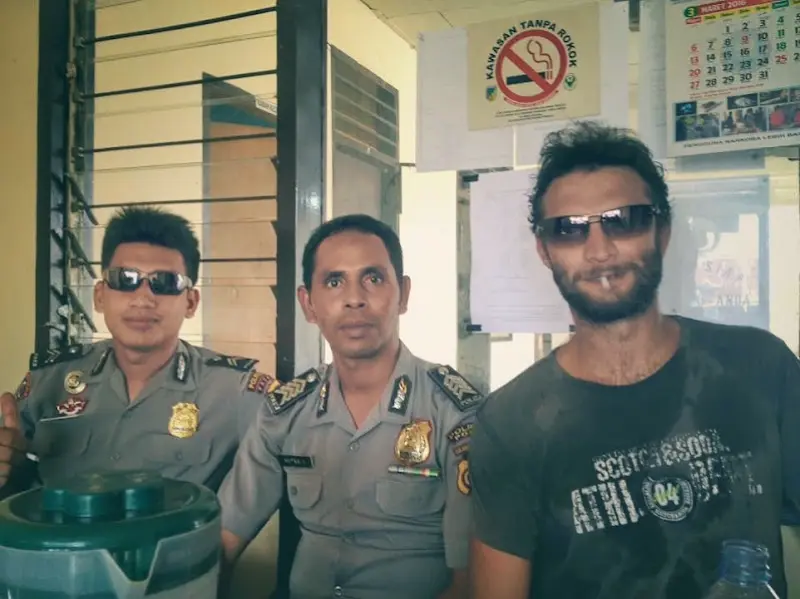 δημήτρης πίσχινας καφεδάκι με μπάτσους στο τμήμα στην ινδονησία