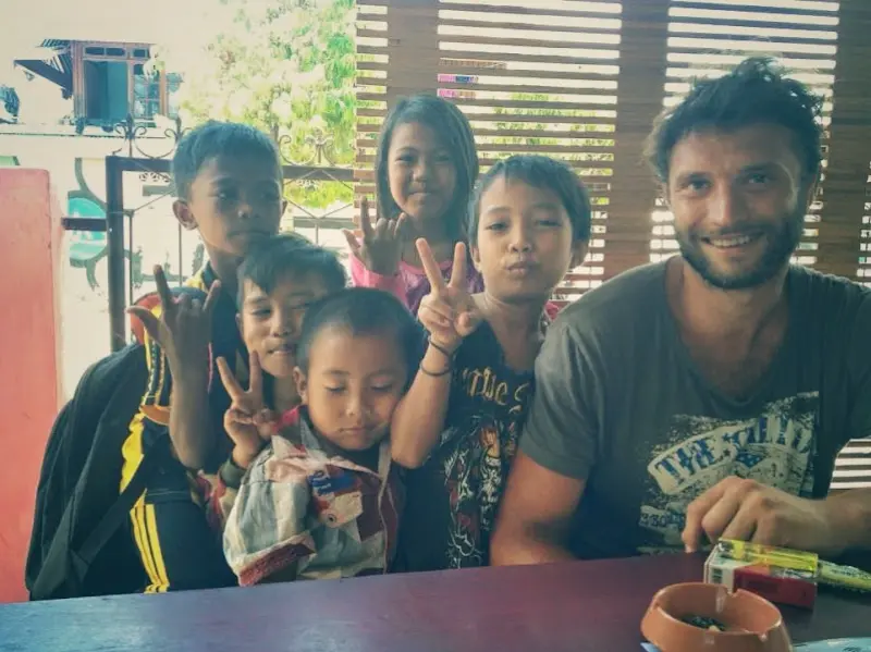 δημήτρης πίσχινας με παιδιά στην ινδονησία