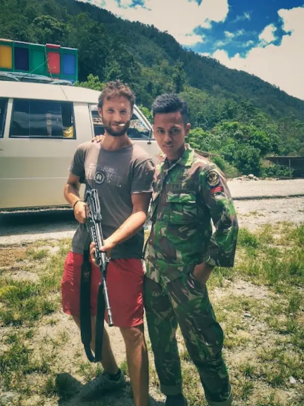 δημήτρης πίσχινας φωτογραφία με φαντάρο και πολυβόλο ινδονησία