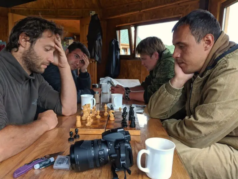 παρτίδα σκακιού σε ξύλινη καλύβα στην Ρωσία