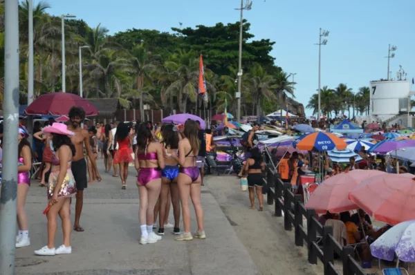 Foliões brasileiros em um bloco de rua na Praia de Ipanema