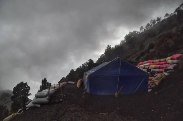 Tour camp on the slope of volcano acatenango in guatemala