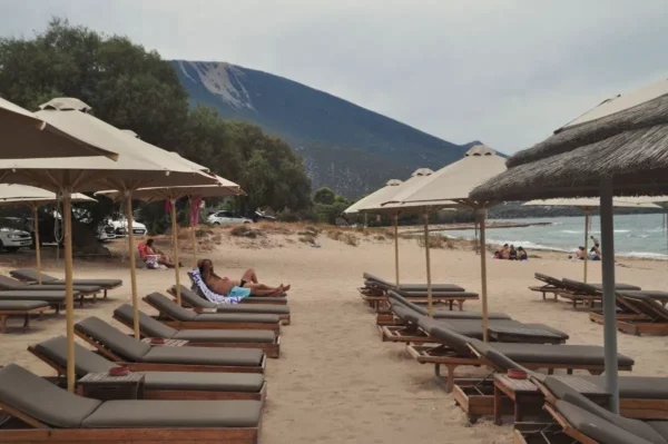 Θέα του Χτυπά από την παραλία αλυκές