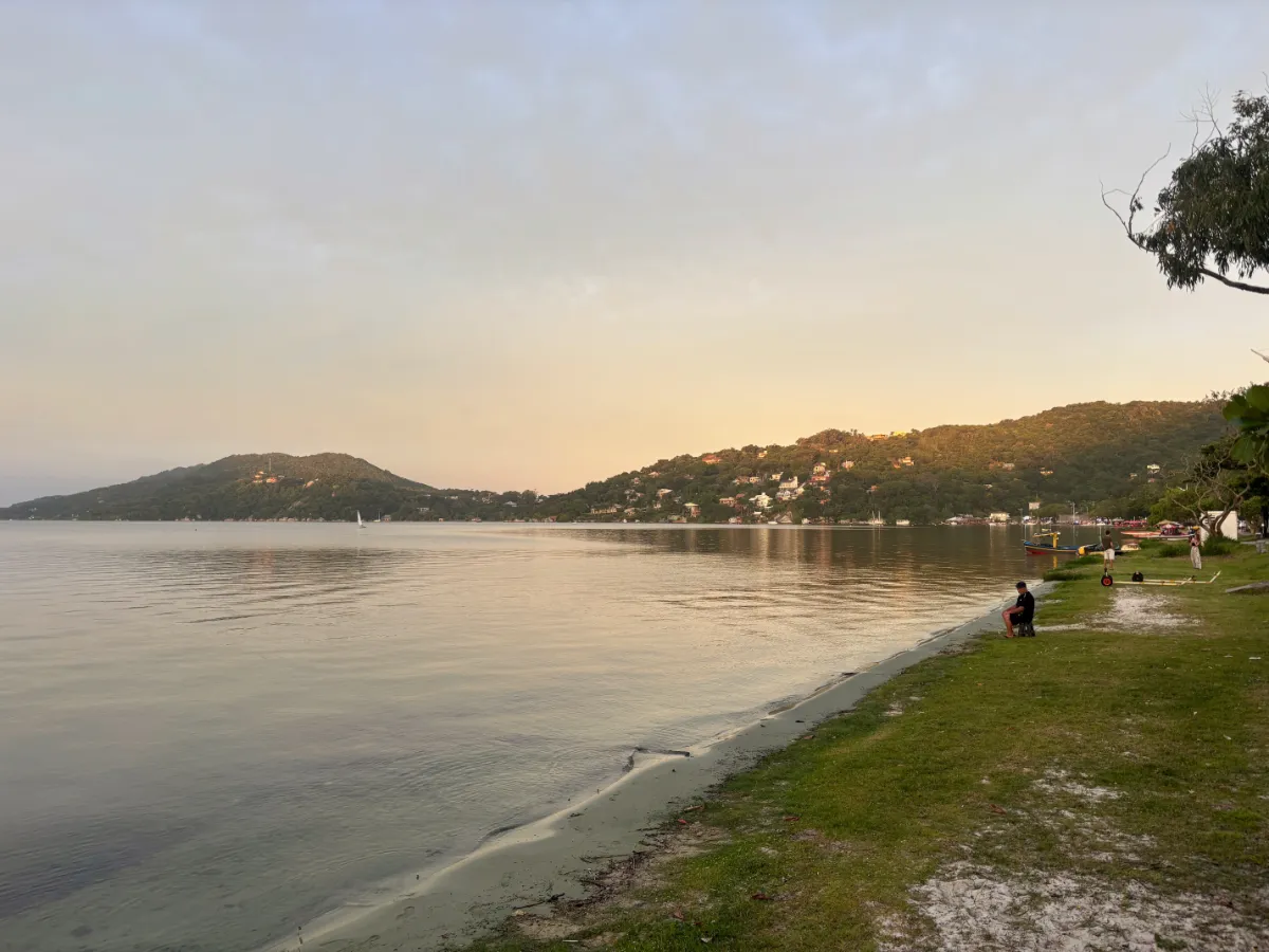 Praia com gramado na margem sul da Lagoa da Conceição, Florianópolis
