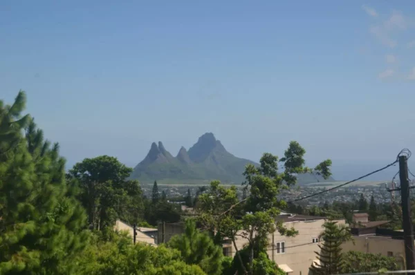 Vue de la montagne du Rempart depuis le Trou aux Cerfs à Curepipe