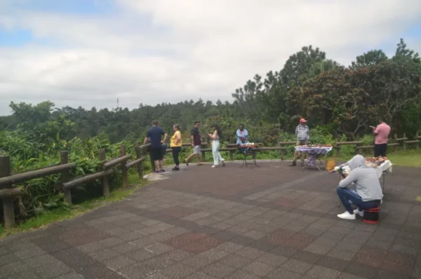 Point de vue sur le cratère verdoyant du Trou aux Cerfs à Curepipe