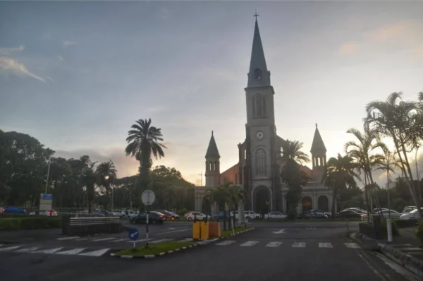 Centre-ville de Curepipe et église Sainte-Thérèse au coucher du soleil