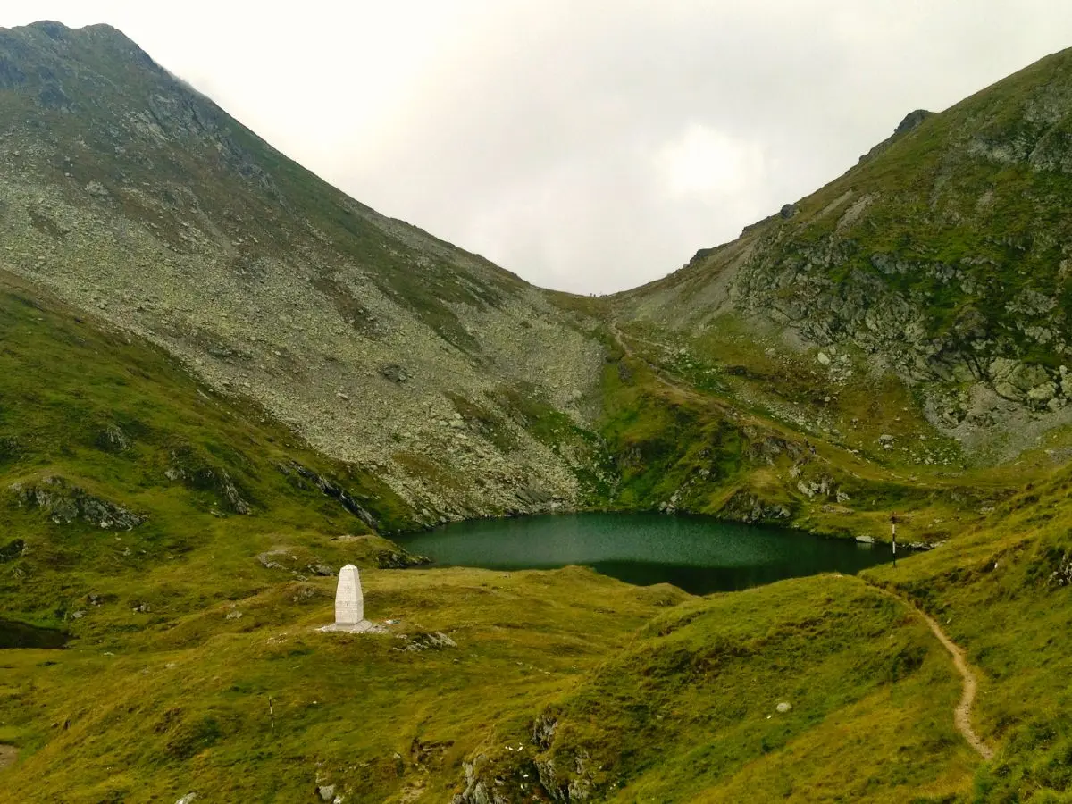 αλπικη λιμνη στα καρπαθια της ρουμανιας