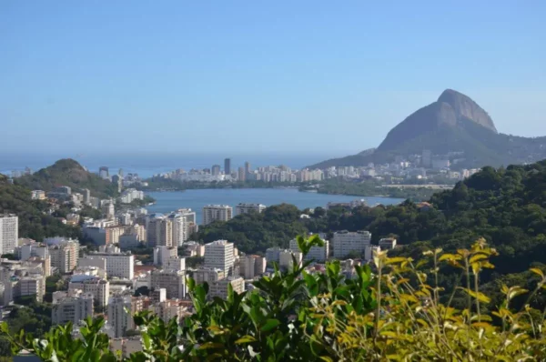 Vista da Lagoa e do mar, vista da Favela Santa Marta