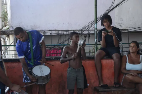 Grupo de jovens tocando percussão
