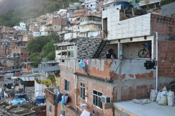 Casas amontoadas nas ladeiras da Santa Marta
