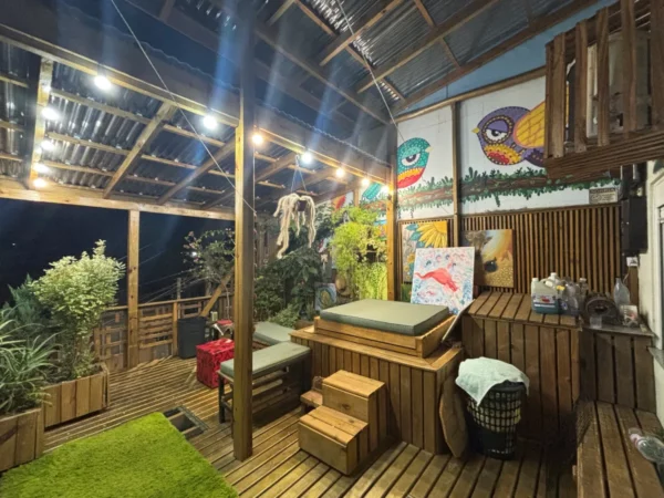 Cozy, artsy terrace of suite confortavel in florianopolis