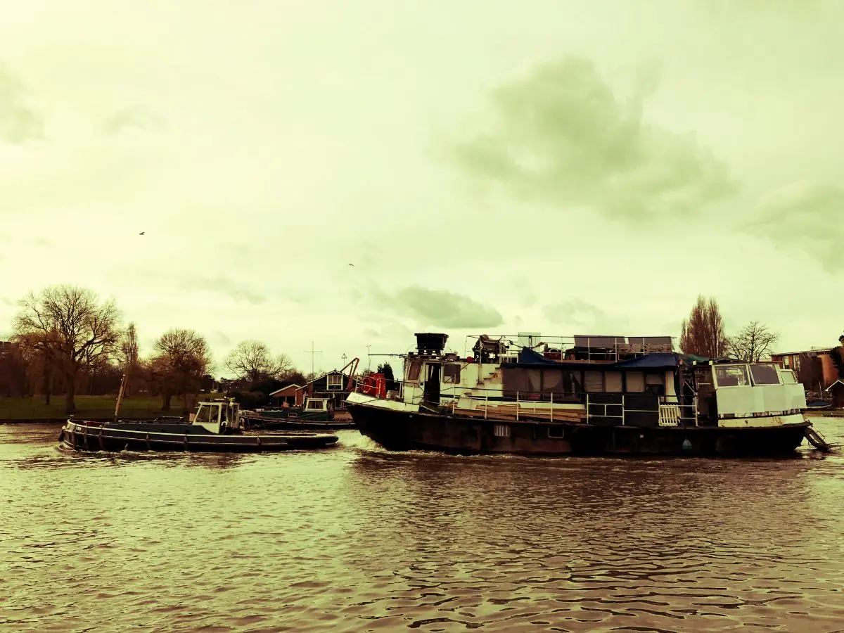 ρυμούλκηση πλωτού σπιτιού στον Τάμεση του Λονδίνου, Hampton