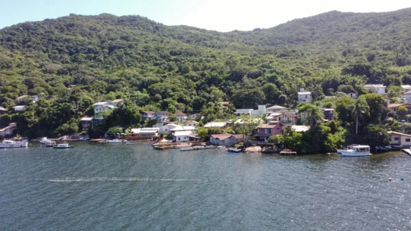 Vista aérea da vila de Costa da Lagoa, na Ilha de Santa Catarina