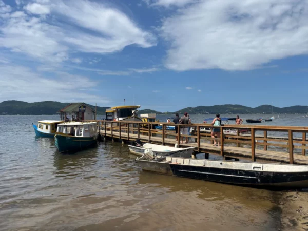 O porto de passageiros em Canto dos Araçás para barcos da Lagoa da Conceição