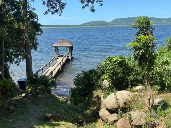 Cais privado à beira da Lagoa da Conceição