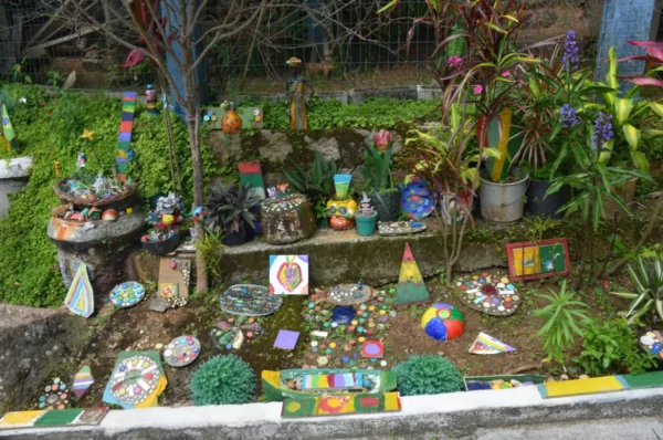 Arte com materiais reciclados ao longo do caminho em Costa da Lagoa, Ilha de Santa Catarina