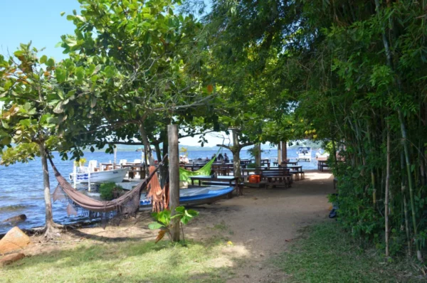 Restaurante na margem da lagoa com rede à beira da Lagoa da Conceição