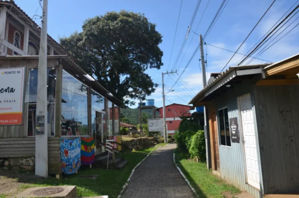 A estrada principal da vila de Costa da Lagoa, na Ilha de Santa Catarina