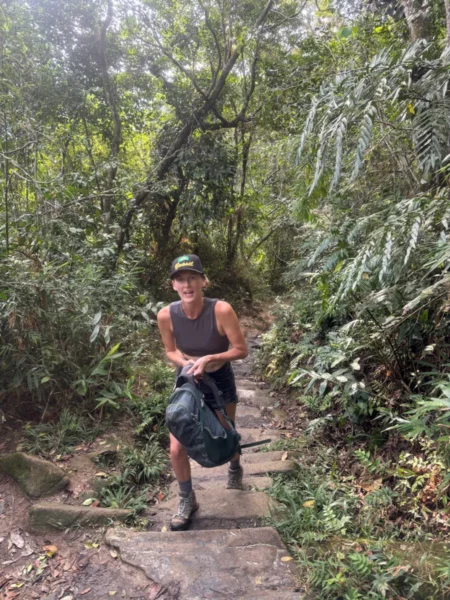Caminhando pela floresta exuberante da Ilha de Santa Catarina em direção à Praia Lagoinha do Leste