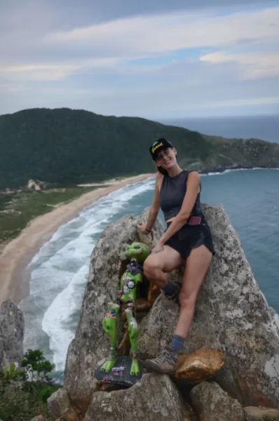 Boneco de alienígena verde e amputado no mirante do Morro da Caroa, em Santa Catarina