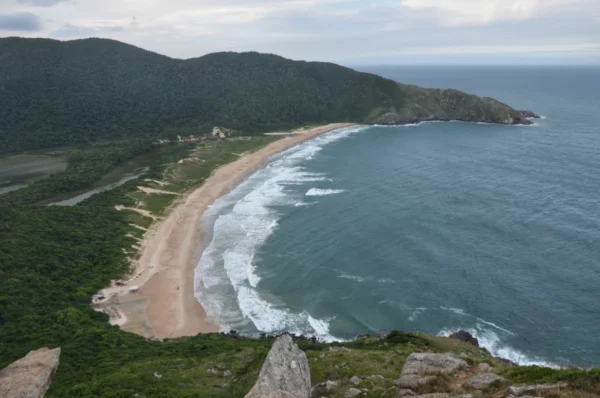 Vista da Praia Lagoinha do Leste desde o mirante do Morro da Caroa, na Ilha de Santa Catarina, Brasil