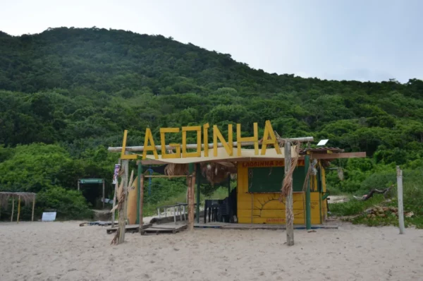 Faixa de areia dourada na Praia Lagoinha do Leste, em Florianópolis