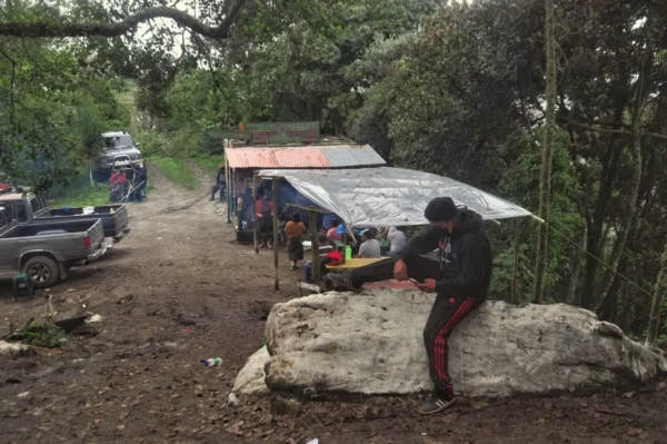 Shop on the crater rim of lake chicabal