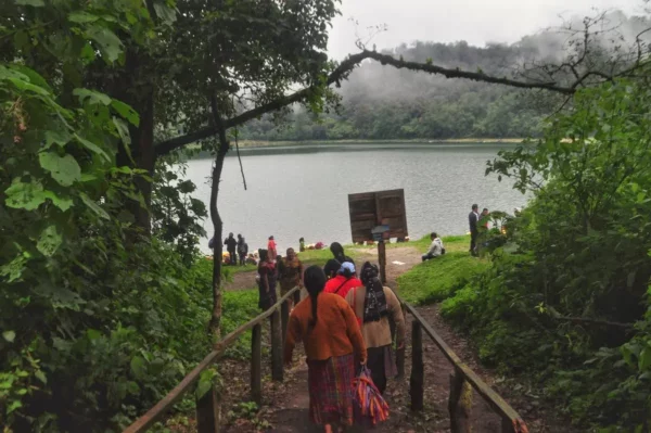 Reaching the lake shore of laguna chicabal 