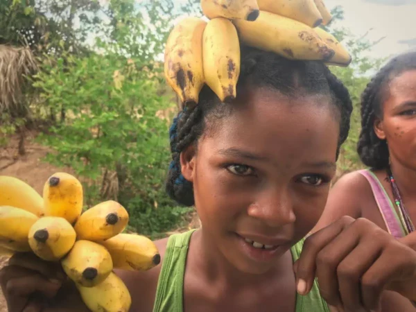 Jolie fille malgache vendant des bananes au bord de la route