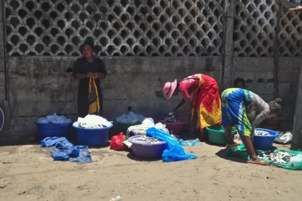Femmes malgaches faisant la lessive à l’ombre dans les rues de Morondava