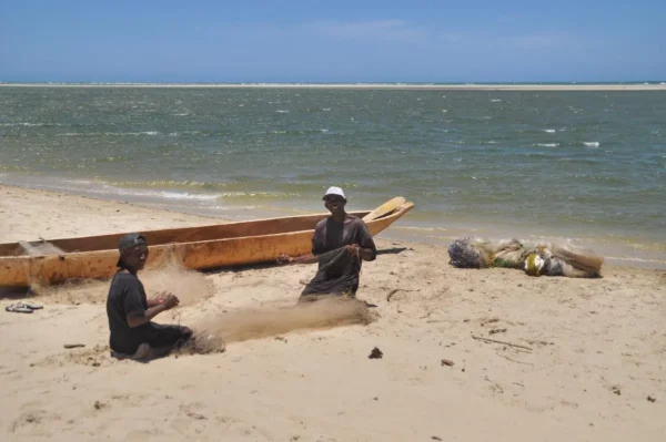 Pêcheurs malgaches préparant leurs filets sur la plage de Morondava