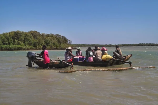 Pirogue motorisée reliant Betania à la ville de Morondava