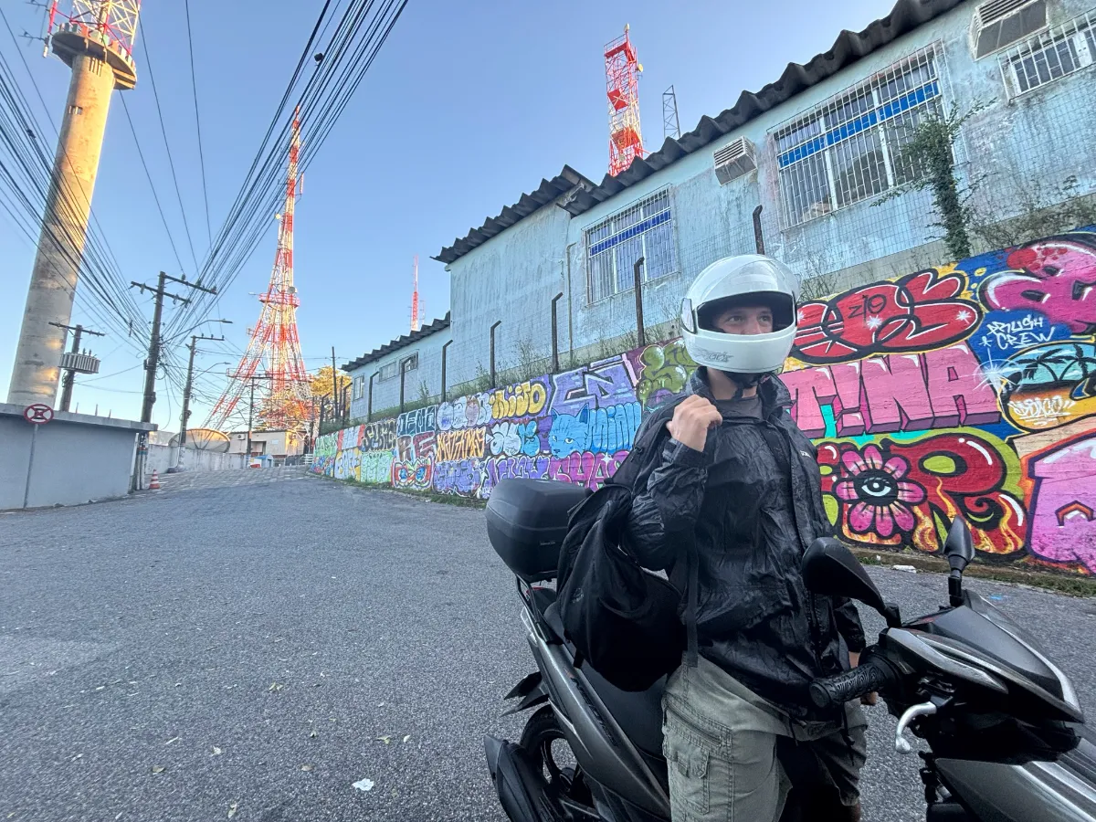 Turista com uma scooter em Florianópolis