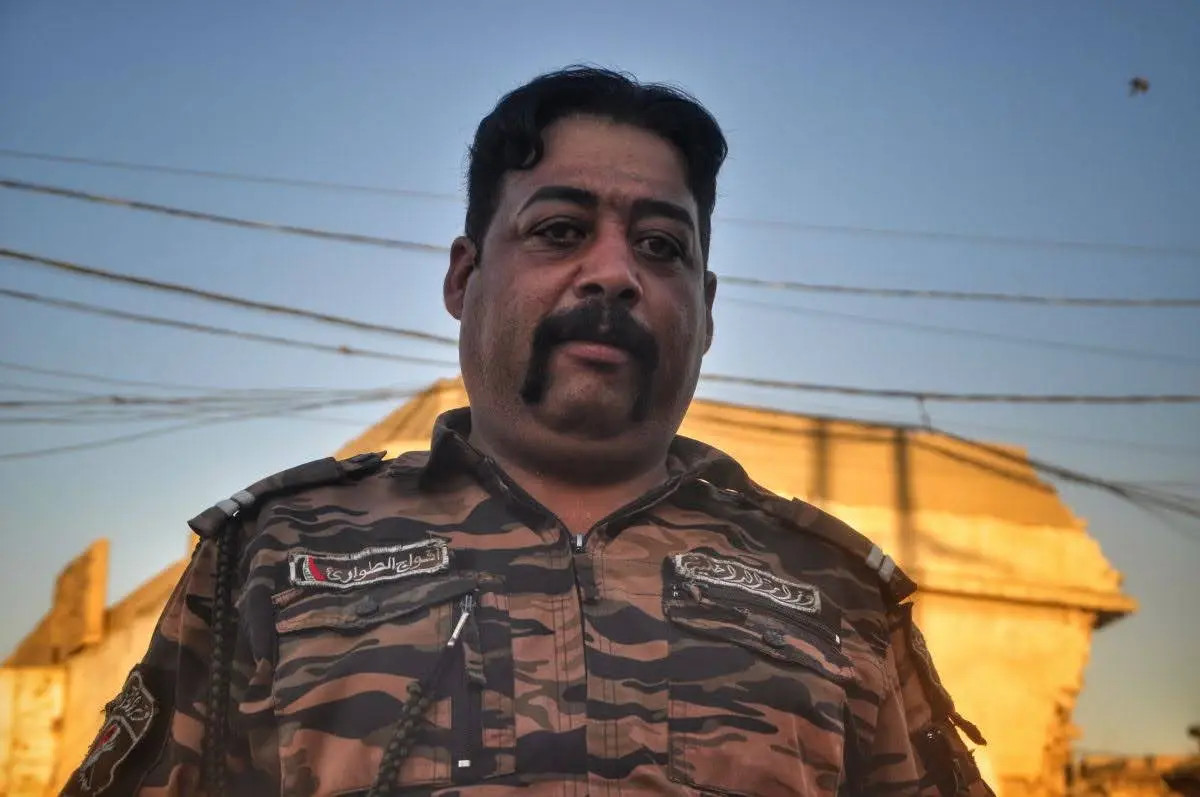 ιρακινος στρατιωτης με πεταλωτο μουστάκι στην μοσουλη