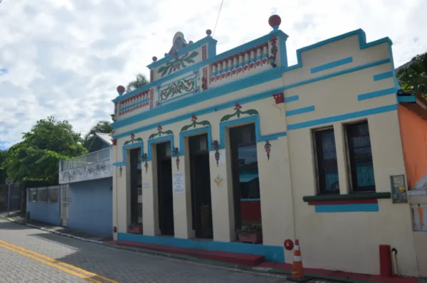 Fachada detalhada de uma casa na vila de Ribeirão da Ilha, perto de Florianópolis