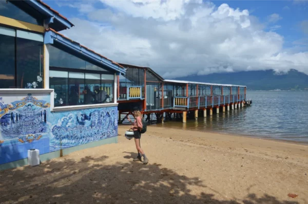 Píer transformado em restaurante na Ilha de Santa Catarina, Brasil