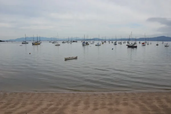 Vista da baía de Santo Antônio de Lisboa salpicada de veleiros em uma manhã silenciosa