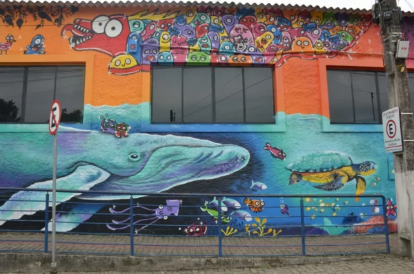 Mural marinho colorido com baleia e tartaruga em Santo Antônio de Lisboa
