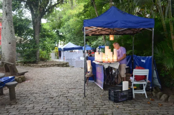 Comerciante montando sua barraca com luminárias artísticas na Praça Roldão da Rocha Pires em Santo Antônio de Lisboa, antes dos turistas chegarem