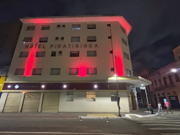 Hotel Piratininga in the dreary night of Cracolândia