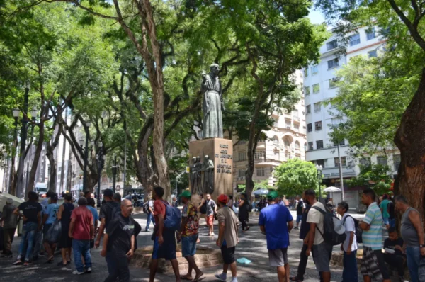 Long breadline in São Paulo’s Sé Square