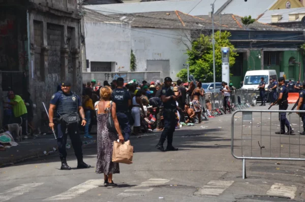 Unidades táticas patrulhando a Cracolândia entre os usuários de crack