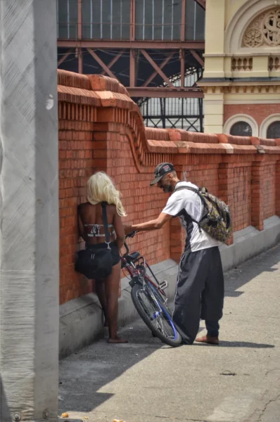 Dois usuários envolvidos em uma transação tensa na Cracolândia