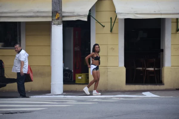 Usuária perambulando pelas ruas da Cracolândia