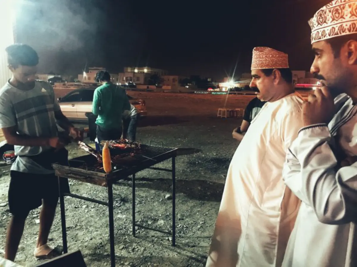 ομανοί ψήνουν στον δρόμο