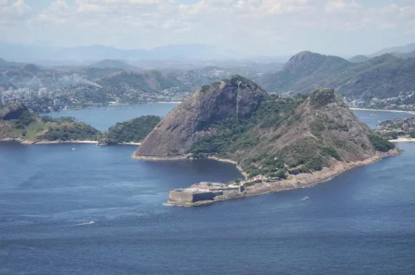 Vista da Fortaleza de Santa Cruz da Barra a partir do topo do Pão de Açúcar, marcando a entrada da Baía de Guanabara