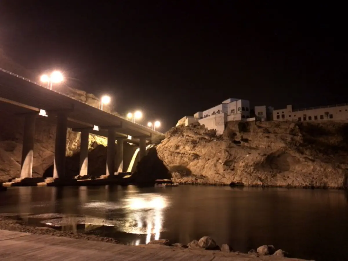νυχτερινή φωτογραφία γέφυρας πάνω από ποτάμι στο ομάν