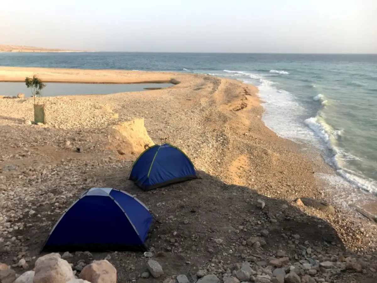 ελεύθερη κατασκήνωση σε παραλία στο ομάν