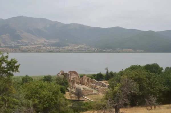 Τα ερείπια της βασιλικής του 10ου αιώνα του Αγίου Αχιλλείου στο νησί Αγίου Αχιλλείου, Πρέσπες, Ελλάδα